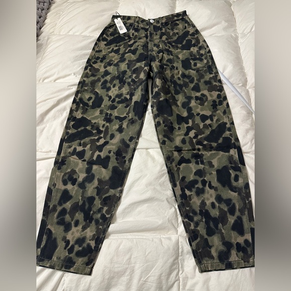 WeWoreWhat Green Camouflage Dani Boyfriend Denim - NWT - Size 28 - Picture 5 of 15